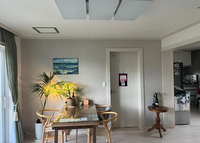 Itaewon Female Only Living With Host ホームステイ *