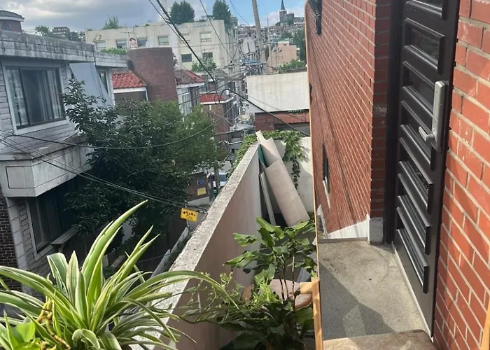 Itaewon Female Only Living With Host *
