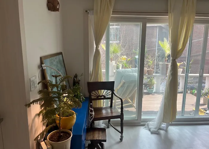 Itaewon Female Only Living With Host *