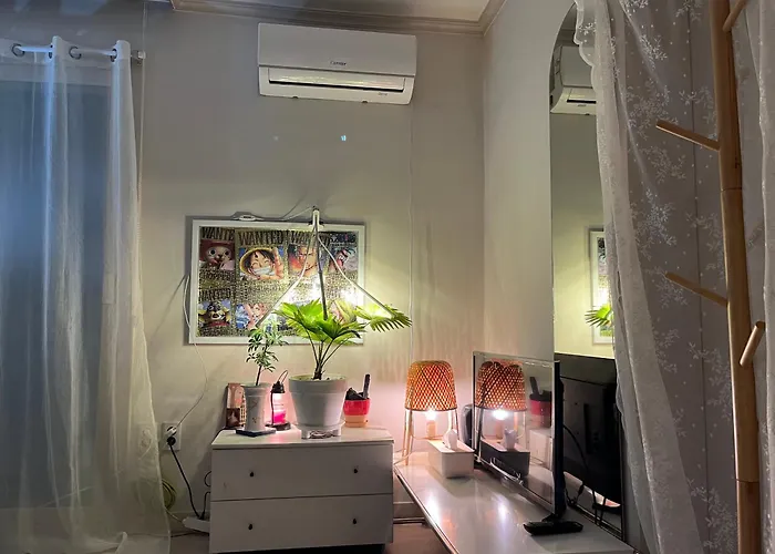 Itaewon Female Only Living With Host