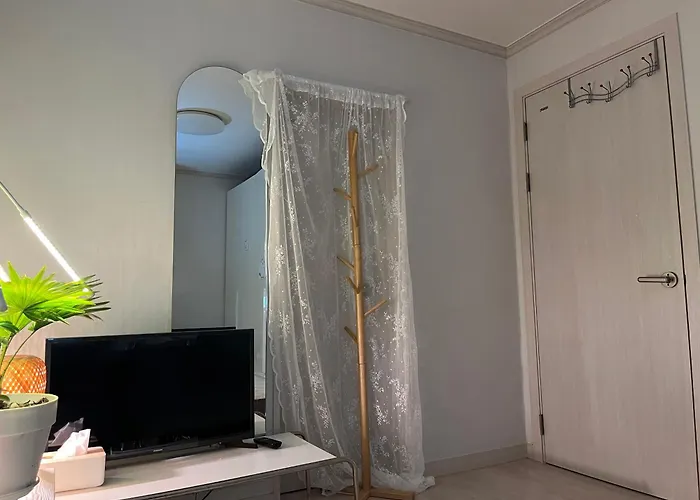 Itaewon Female Only Living With Host ホームステイ *