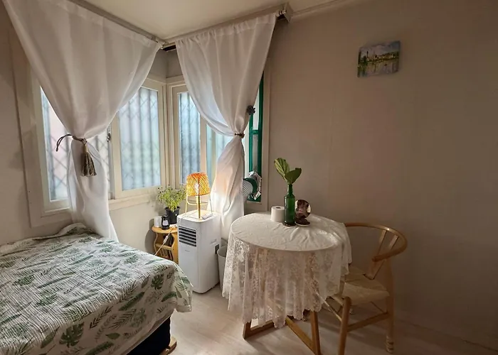 Itaewon Female Only Living With Host *