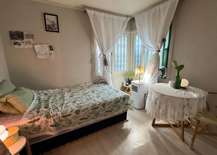 Itaewon Female Only Living With Host Pansiyon *